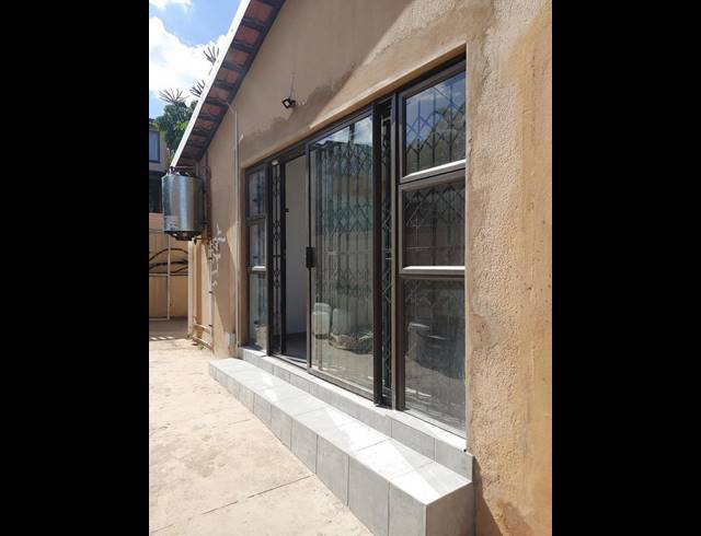 2 BEDROOM PROPERTY TO RENT IN NEWLANDS WEST